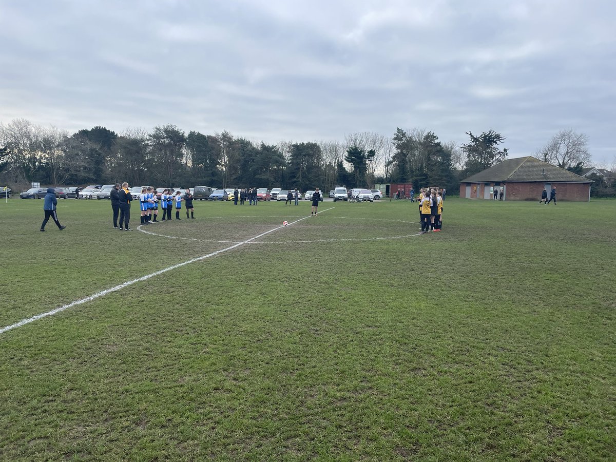 Great to see both Waveney teams participating in #clapforamber ahead of our @NWGFL fixture this morning. Love and condolences go out to her family and all at @HorsfordFC 💛🖤 #Grassrootsfamily