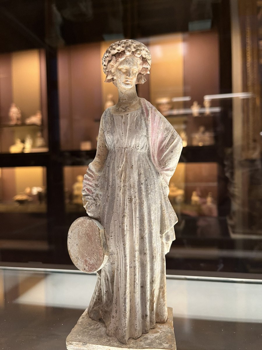 Dimitri Tilloid’Ambrosi on Twitter "Statuettes de Tanagra IVIIIe siècles av. J.C