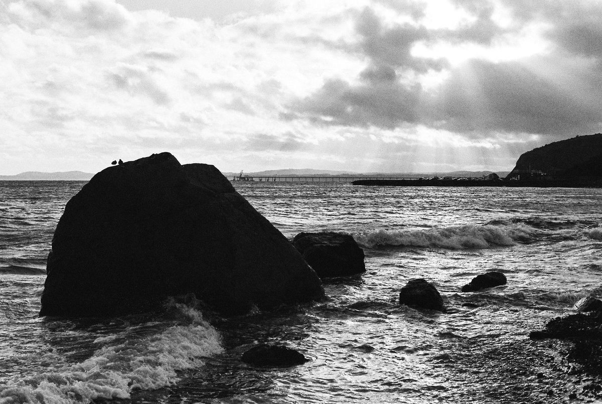 There's still light among the clouds
(Olympus OM101, expired Agfa APX100)

#staypositive #coast #sky #sunlight #sea #olympus #agfa #expiredfilm #blackandwhite #filmphotography