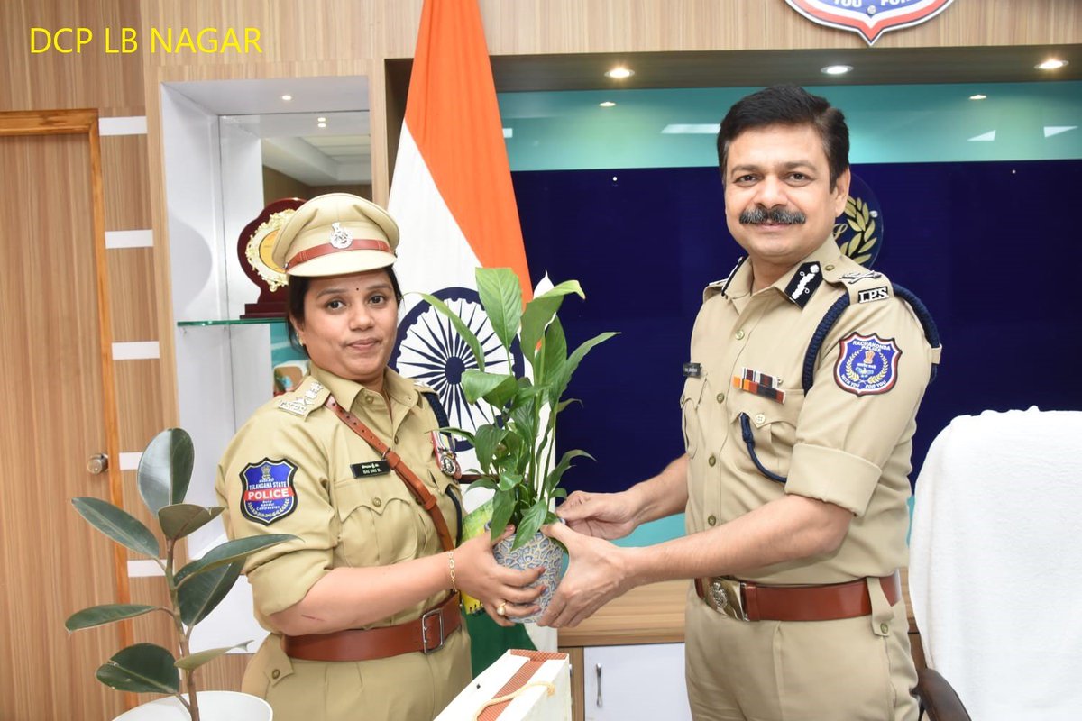 MalkajgiriCop's tweet photo. Today, #Malkajgiri_DCP Janaki Dharavath IPS, #LBNagar_DCP B.Sai Sri IPS, #YadadriBhongir_DCP Rajesh Chandra IPS & #DCP_CyberCrimes B.Anuradha IPS, #DCP_Malkajgiri_SOT R.Giridhar IPS and #DCP_Admin P.Indira paid a courtesy visit to #CP_Rachakonda Sri.#DS_Chauhan_IPS,at #CP_Office. https://t.co/OrPeo4AKrN