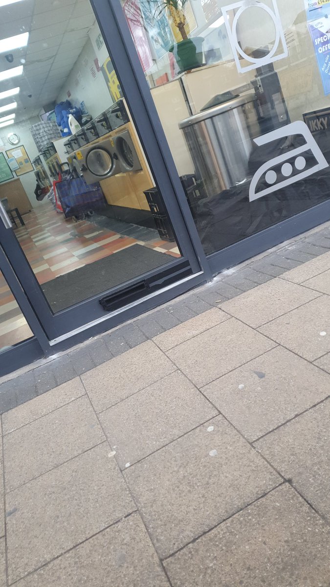KathyHigginson's tweet photo. Lovely start to the w'end. My washing machine and tumble drier "Out of Order", waiting parts. 8am start, before it gets busy. The last time I was in one of these you used to put 10p's in....now its £2 coins..... well 3 of them, £1 and 50p. https://t.co/LTDpZa18RZ