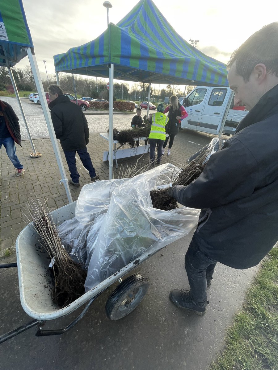 Barry_ndgreen's tweet photo. Beautiful morning for tree planting at Castle Park. Great to see lots of families making the best of the bright morning by helping out with tree planting.
Thereβs still time to get along today until 2pm and tomorrow from 11am to 2pm @ANDborough #stand4trees https://t.co/oZ2G5sdPar