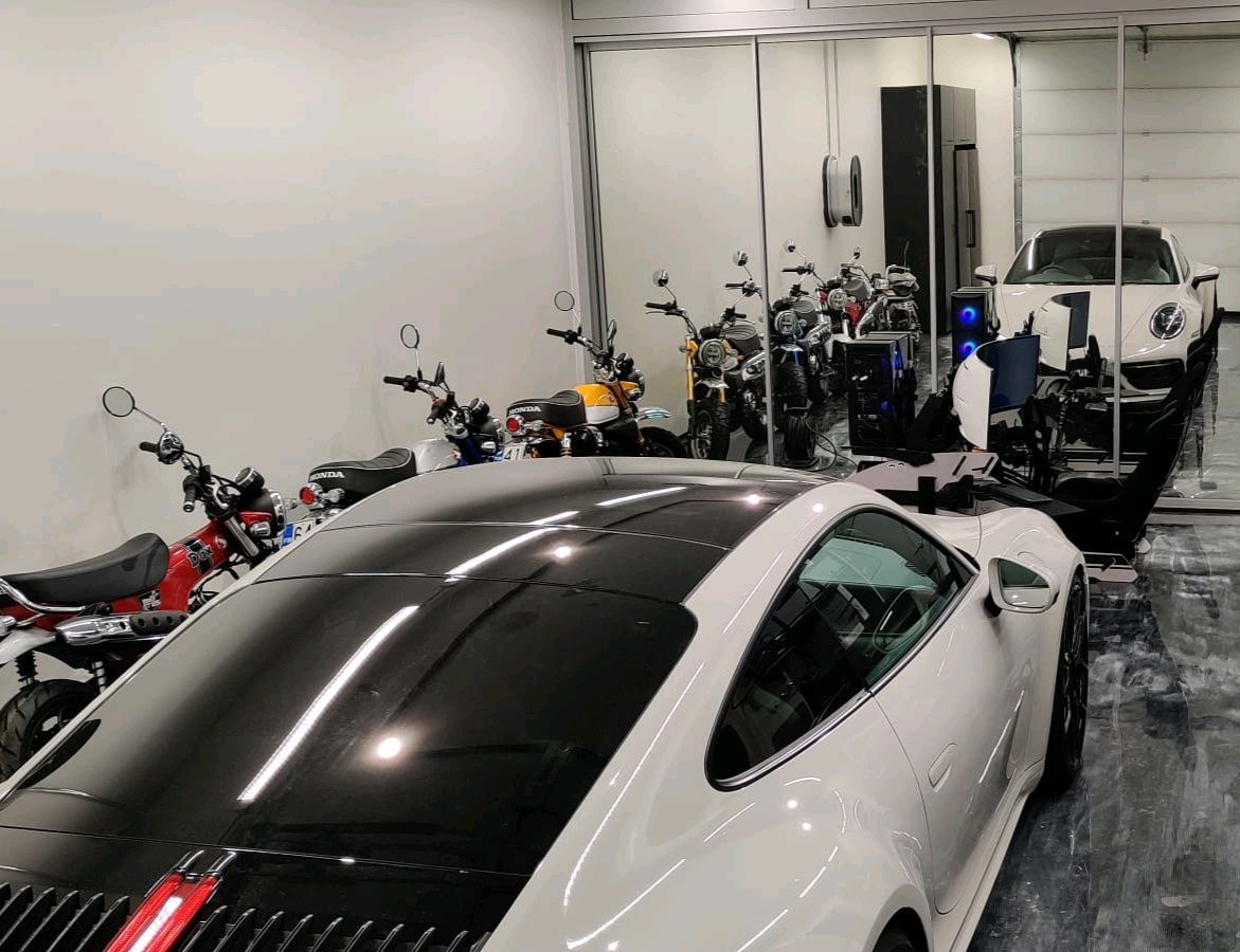 OPGG_FI's tweet image. Now this is a garage we would have wanted to spend a tad more time than the fast in and out turn-key delivery we did. Check out the #Porsche OP GT and the surrounding.. The #mancave !

#simracing #simracingfi #simracinghardware #simracingrigs #simriga
