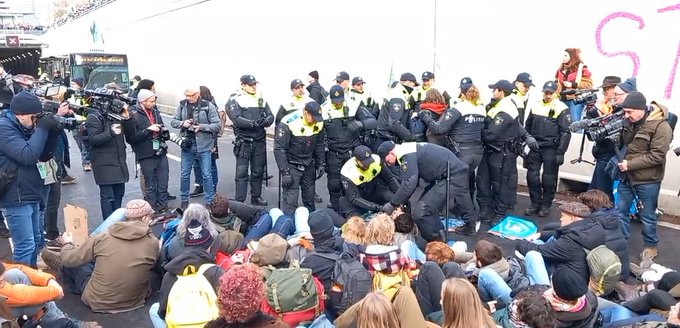 FnjwLd_X0AAkUIH?format=jpg&name=small