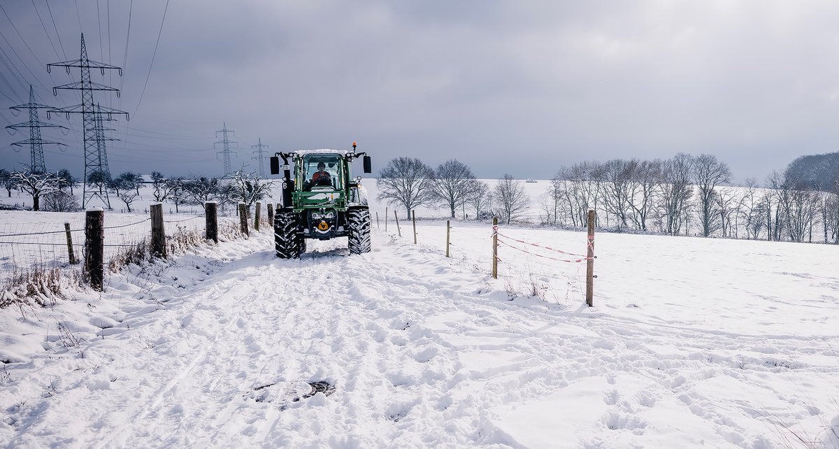 Tractor in the #snow ❄️🌨 #Flickr: kurz.co/gv 

🗓 01-2023 | 📷 #LeicaM11 | ⚪️ #SuperElmarM #21mm | 🎞 #RNIFilms #AgfaOptima 200 | #SuperElmarM21 #Leica #LeicaM #LeicaCamera #ライカ #photo #photography #madeinwetzlar