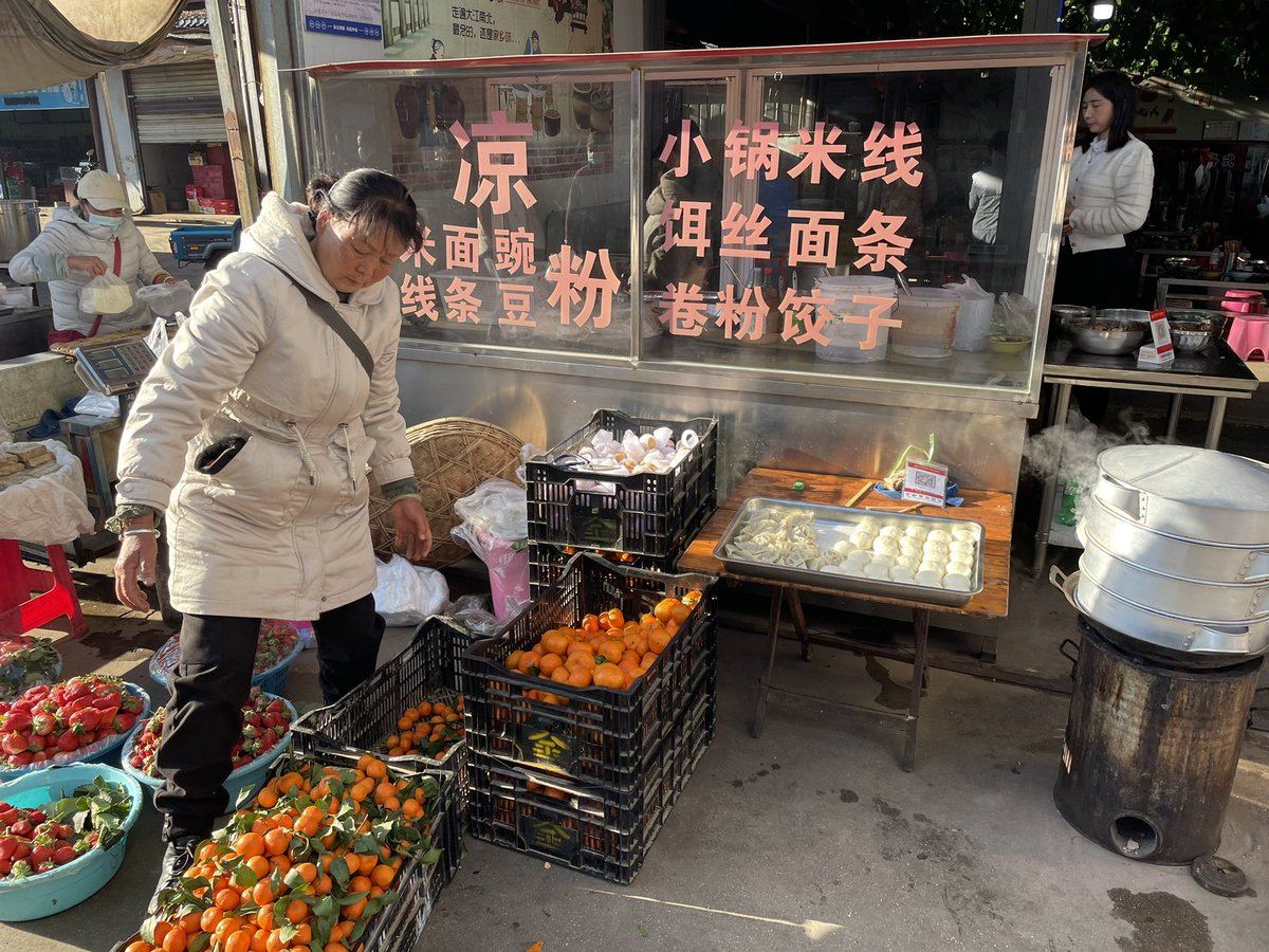 neko_china's tweet photo. 昆明のガイドブックに載ってない朝市。観光客は自分たちだけでワクワク。 https://t.co/VQwzoFgmre