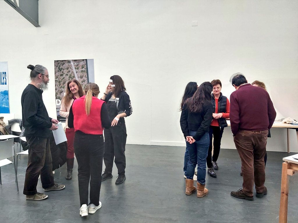 centrocentro's tweet photo. Durante la mañana, practican diferentes ejercicios con los que experimentar y ver cómo extender las posibilidades del cuerpo. También se han acercado a contemplar varias obras de la exposición "Mujer y discapacidad" para continuar reflexionando. https://t.co/QZq0PIUu1K