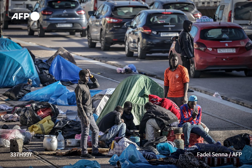 "Survivre chaque jour est un combat". Oumar squatte un bout de trottoir près de la gare routière de Casablanca, point de chute précaire de centaines de migrants irréguliers subsahariens qui sont déterminés à gagner l'Europe #AFP 

➡️ u.afp.com/idyr
✍️ <a href="/kaoudrhiri/">Kaouthar Oudrhiri</a>