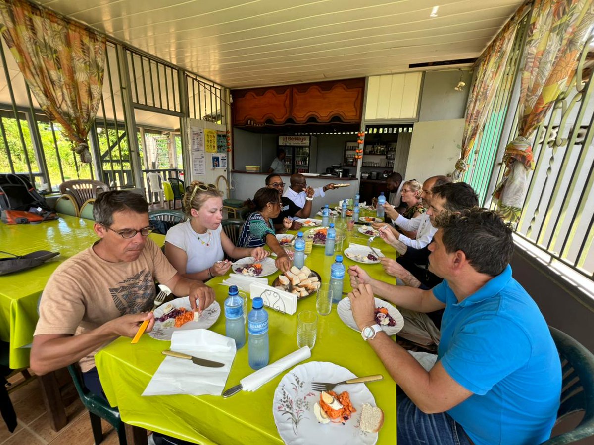 Le Déjeuner et l’après-midi du 26 janvier ont été consacrés au collège Charles Tafanier de #Papaïchton. D’abord a eu lieu un point de situation avec le chef d’établissement Mr Drissy et son équipe de direction autour d’un repas👇