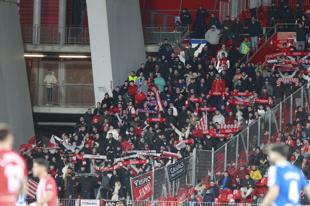 UD Almería - Espanyol. Imágenes antes de que abandonásemos el estadio. Esto es lo que a algunos parece que les molesta, ver la grada llena y buena animación. Cabe decirles a esos, que nacimos en 2009 y aquí seguiremos pese a los atropellos de cada jornada. #AnimaciónSinRepresión
