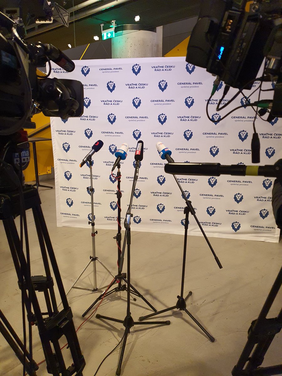 Generál Pavel dorazí do svého volebního štábu v pražském Karlíně krátce před druhou - a poskytne první vyjádření ke končícím volbám...