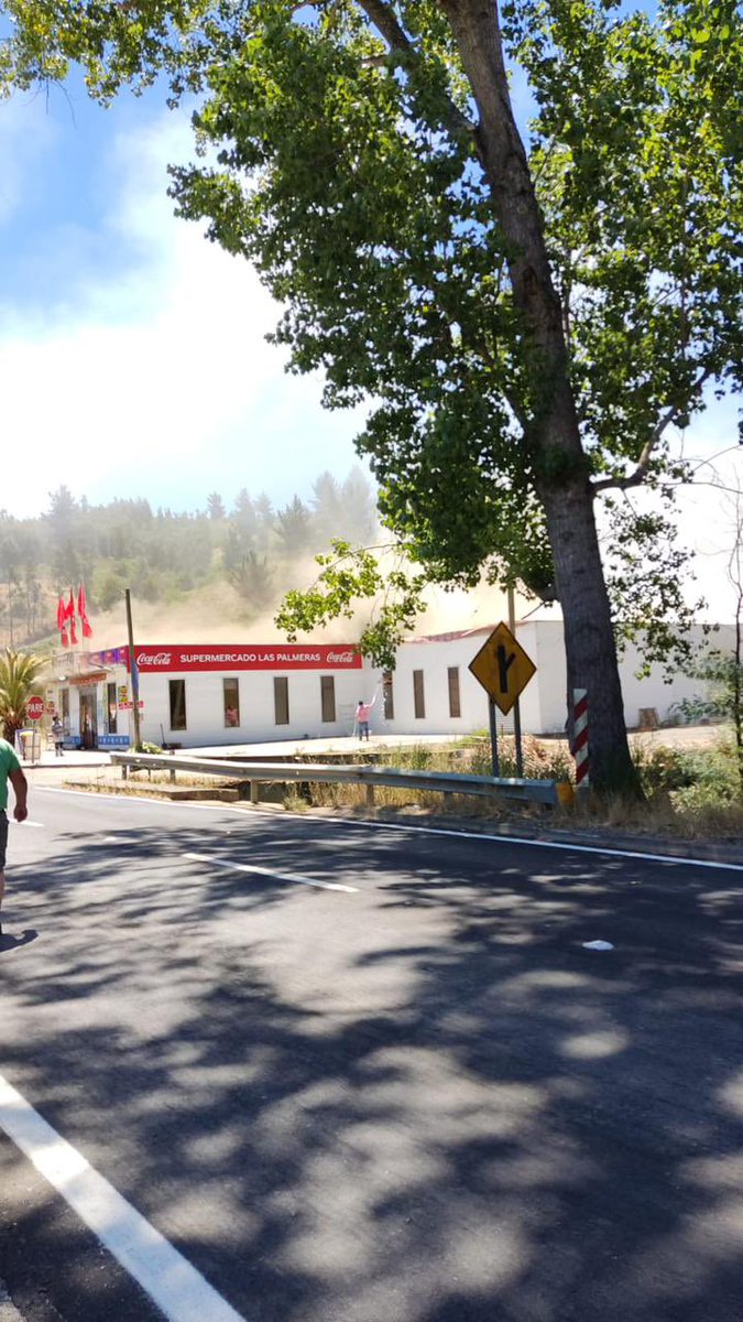 CNECHILEONG's tweet photo. Coelemu;  Guarilihue bajo Km 5 incendio en supermercado las Pameras, Bomberos despachados al lugar https://t.co/5XnLvj0BPb