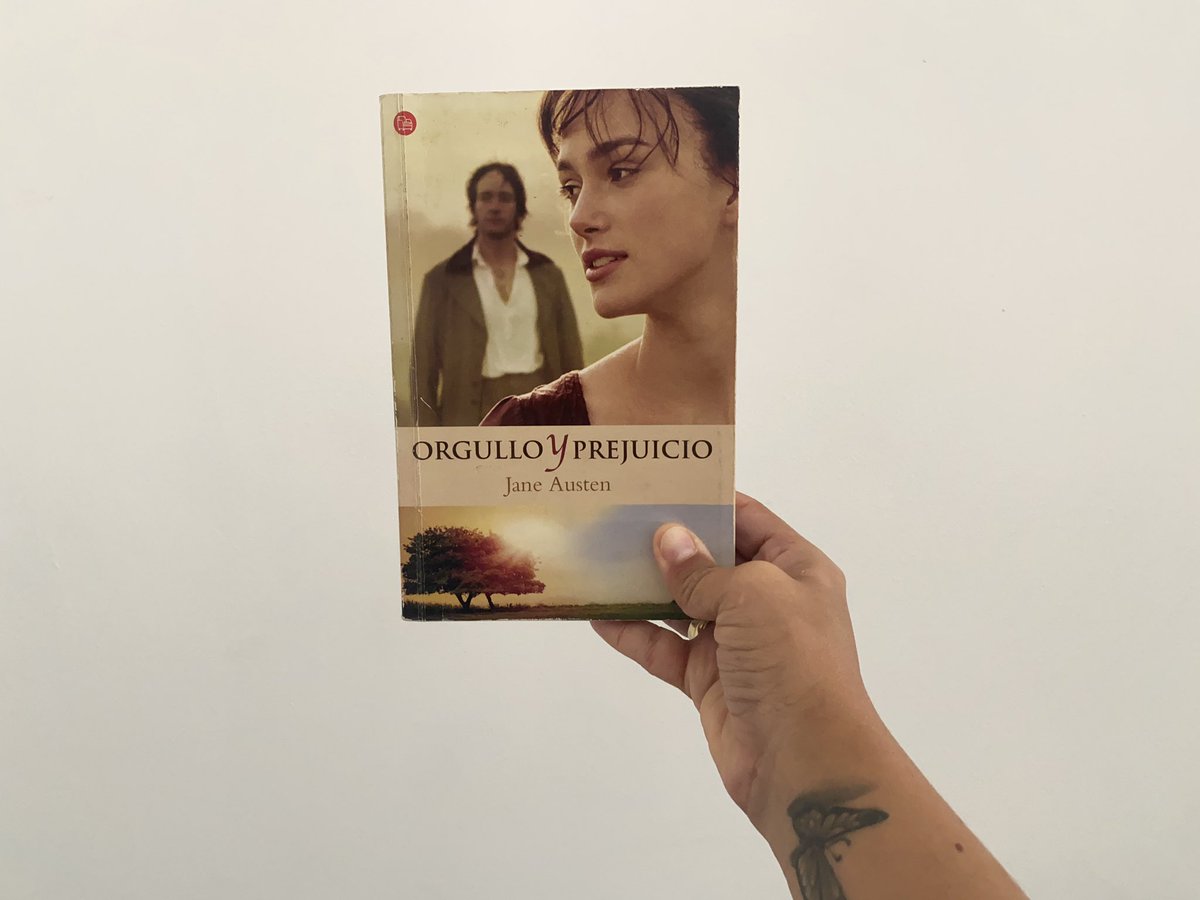 El 28 de enero de 1813 se publicó por primera vez, "Orgullo y prejucio" como obre anónima. 📖

Jane Austen la escribió apenas con 20 años de edad mientras ocupaba habitación con su hermana.✍🏻

¿La has leído?📖⬇️