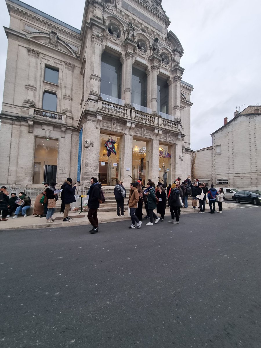 Refoulés de la rencontre sur la #bd #feministe : 160 places en salle pour 500 personnes dehors. Comme si les organisateurs avaient sous estimé le phénomène. Quand on demande "pourquoi n'avez-vous pas prévenu ceux qui font la queue depuis 1h" réponse "plaignez-vous à <a href="/bdangouleme/">Festival d'Angoulême</a>"
