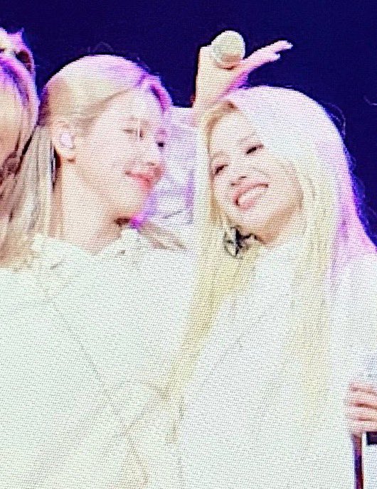 justus2yeon's tweet photo. remember when miyeon told soyeon:

“You, the one by my side hehe￼￼
Your smile, happiness is my happiness
Lets be happy like now”

🥲🙃🥹🤧😭 https://t.co/VMrQvo3hG6