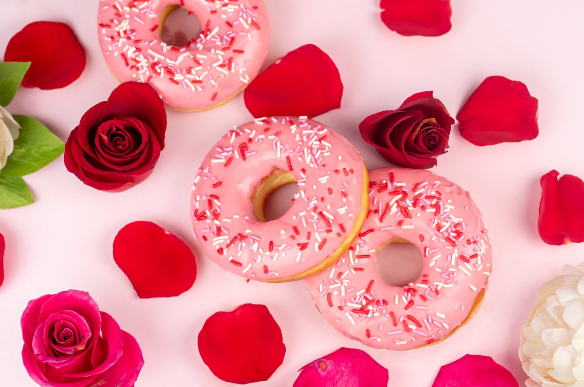 LocalDonutCabo's tweet photo. Love is in the air 💝 Our Valentine's Day Collection is now available🌹

El amor está en el aire 💝 Ya está disponible nuestra colección de San Valentín 🌹

#loveisintheair #loveyou #teamo #rosesanddonuts #donutday #strawberrydonuts #handcrafteddonuts #nobaddonuts #localdonutcabo https://t.co/5493tnd84r