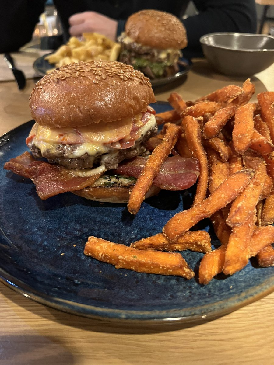 <a href="/HillsBrecon/">HILLS Brecon</a> big fan of the meat feast cheeseburger 🍔🤤