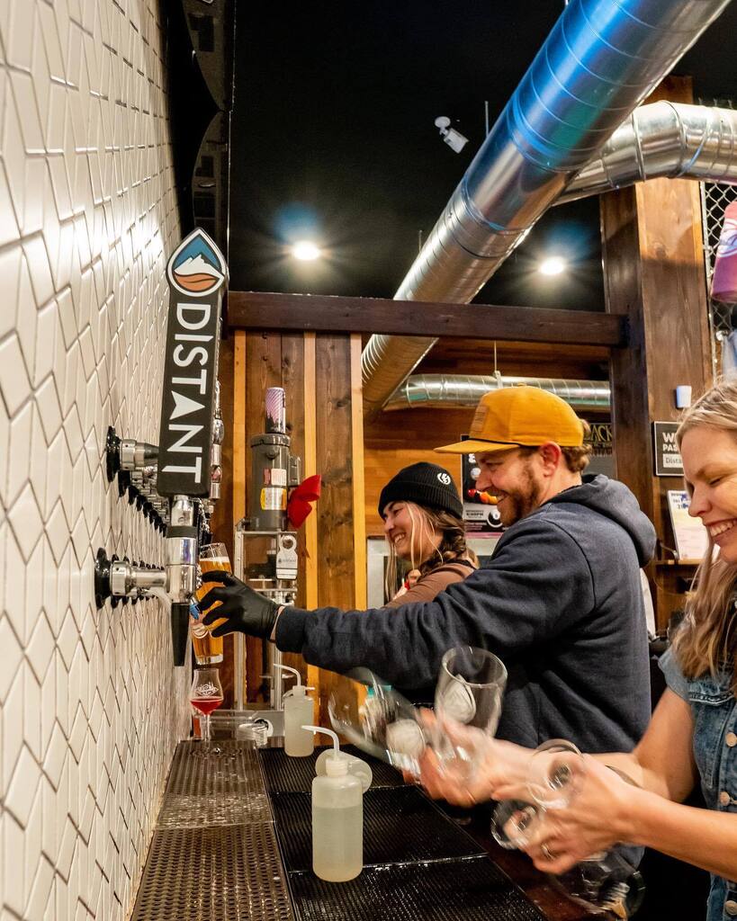 Our crew serves up the best beers and the best smiles, what more could you ask for?😁🍻

And we’ve got ourselves another beautiful blue bird day here in Mammoth today so go enjoy the mountains before a well deserved beer at our brewery, Happy Saturday everyone!

#distantbrewing
