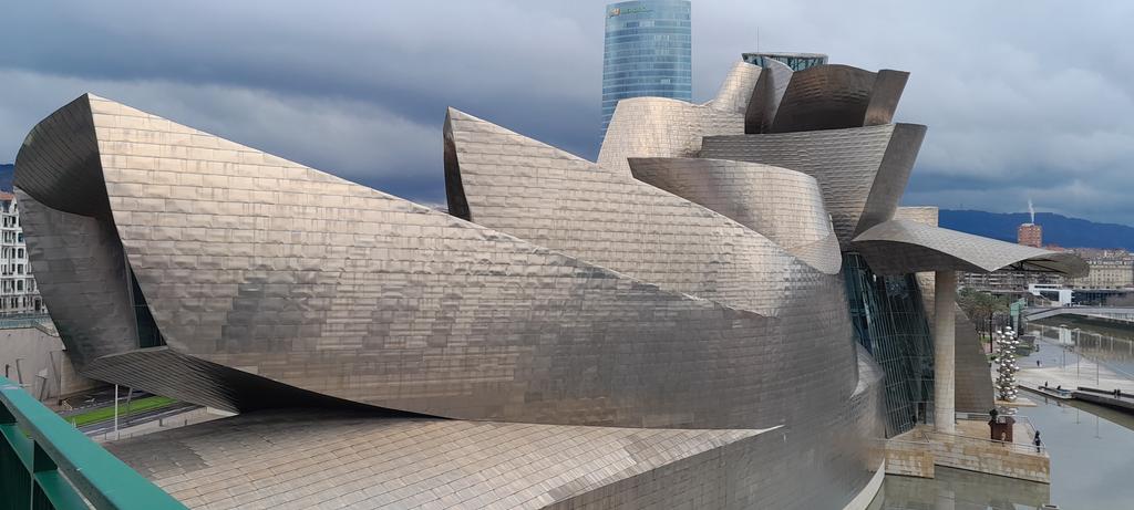 #contemporaryart #guggenheimmuseum #frankgehry #Bilbao
