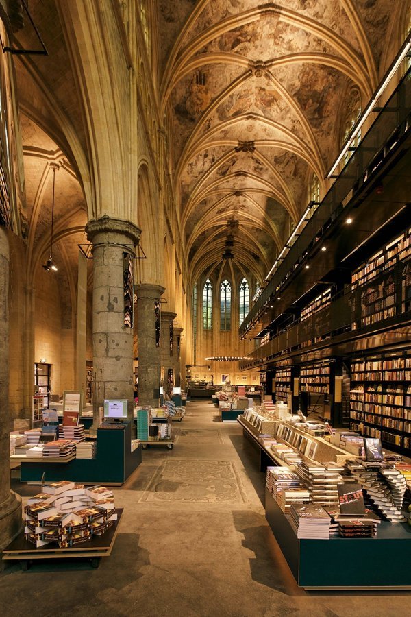 Esta librería en Holanda ha sido elegida como la más bella del mundo por el diario "The Guardian". Se ubica en un monasterio gótico del siglo XIII en la pequeña ciudad de Maastricht, cerca de la frontera con Bélgica. Su nombre es librería Selexyz Dominicanen.
