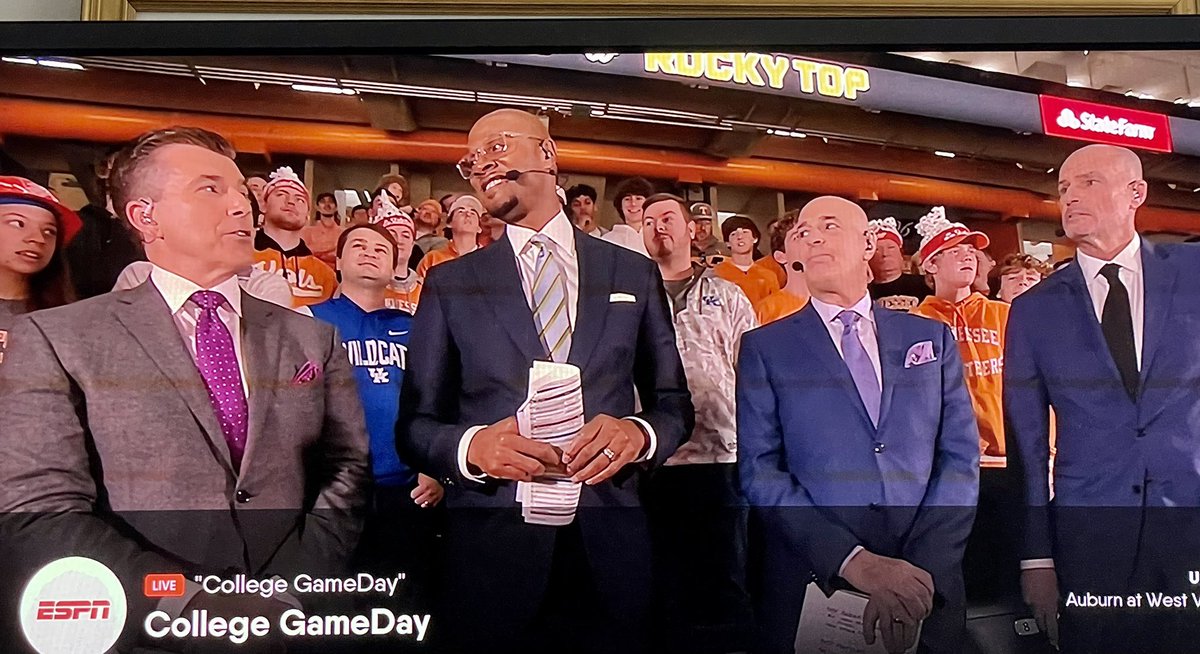 BethGaskin's tweet photo. #BBN photobomb https://t.co/irxfHiYhRp