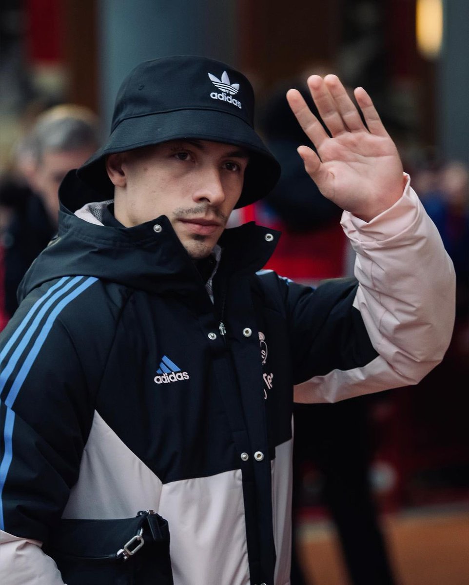 UtdDistrict's tweet photo. Lisandro Martinez arriving to Old Trafford in a bucket hat is our favourite thing to happen today (so far) 😂 https://t.co/oaS7GQ1DwV
