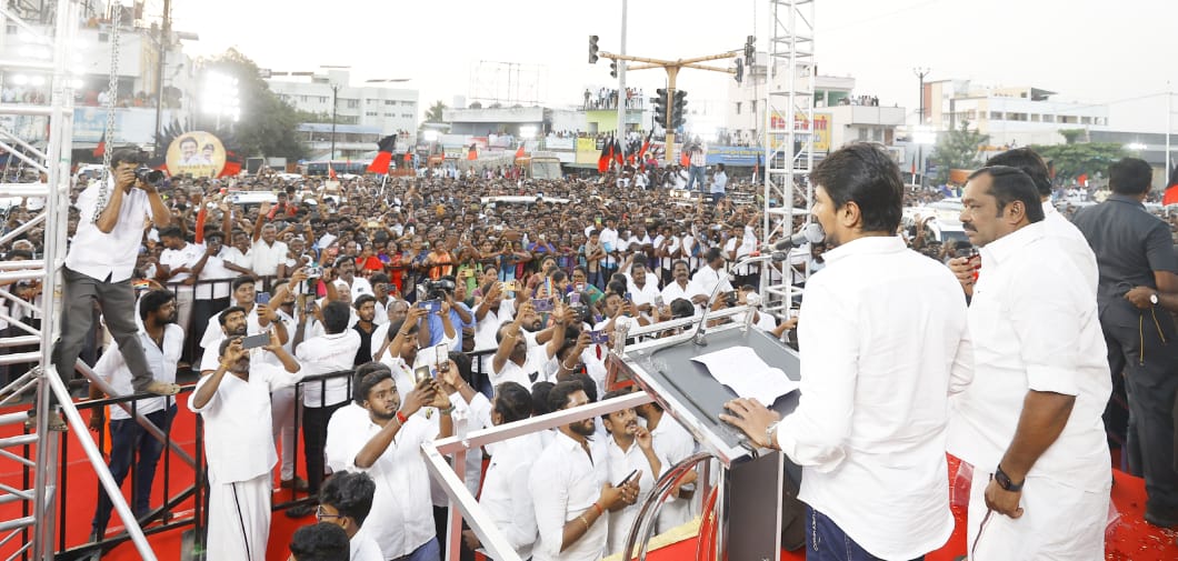 Udhaystalin's tweet photo. நாமக்கல் மேற்கு மாவட்டத்தை சேர்ந்த கழக முன்னோடிகளுக்கு பொற்கிழி வழங்கும் நிகழ்ச்சியில் கலந்துகொள்ள சொல்லும் வழியில், திருச்செங்கோடு வாலரைகேட்டில் புதிதாக அமைக்கப்பட்டுள்ள 60 அடி உயர கொடிக்கம்பத்தில் கழகத்தின் பெருமைமிகு இருவண்ணக் கொடியை இன்று ஏற்றிவைத்தோம். @madura_senthil https://t.co/RuNZHC0z6b