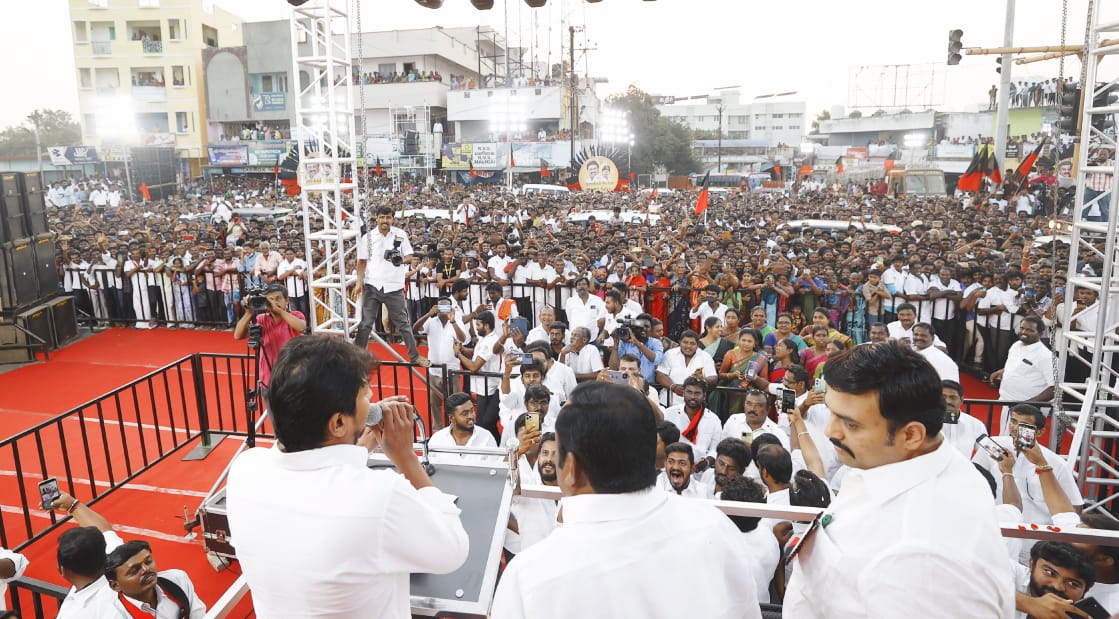 Udhaystalin's tweet photo. நாமக்கல் மேற்கு மாவட்டத்தை சேர்ந்த கழக முன்னோடிகளுக்கு பொற்கிழி வழங்கும் நிகழ்ச்சியில் கலந்துகொள்ள சொல்லும் வழியில், திருச்செங்கோடு வாலரைகேட்டில் புதிதாக அமைக்கப்பட்டுள்ள 60 அடி உயர கொடிக்கம்பத்தில் கழகத்தின் பெருமைமிகு இருவண்ணக் கொடியை இன்று ஏற்றிவைத்தோம். @madura_senthil https://t.co/RuNZHC0z6b
