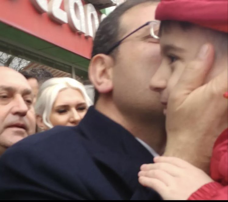Kuzenimi (7) Ekrem İmamoğlu öpmüş, öptüğü yanağını hiç yıkamıcakmış öyle diyo <a href="/ekrem_imamoglu/">Ekrem İmamoğlu</a>