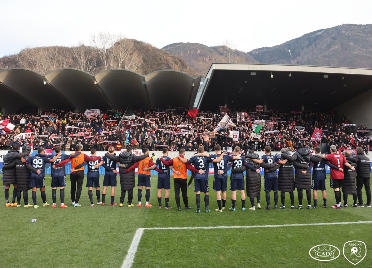 Reggina_1914's tweet photo. Oltre i 90 minuti, oltre il risultato, oltre i chilometri.

La vostra voce in ogni stadio, il nostro impegno in ogni partita.

SIAMO REGGINI! 

#NelCuoreUnaBandiera 🇱🇻 https://t.co/J65V7vpd1s