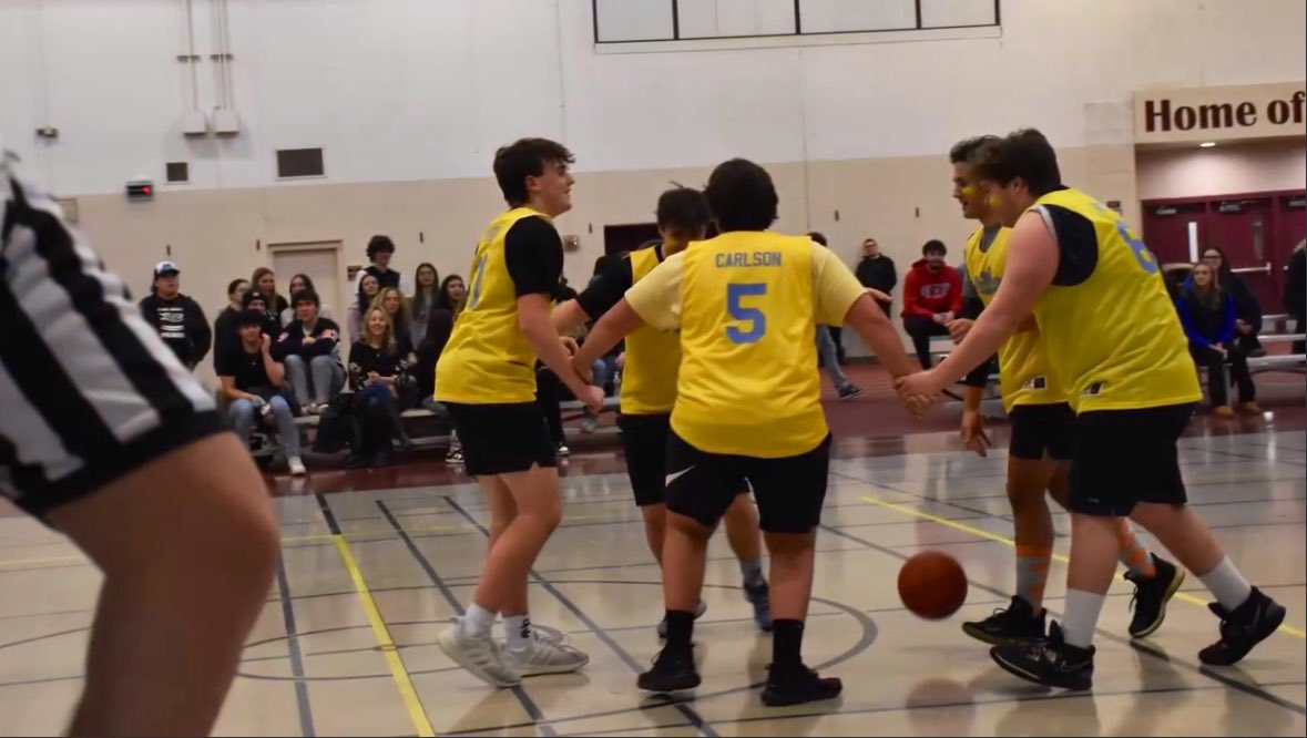CwcPorters's tweet photo. In the spirit of being a Porter, the Bananas pulled off the most dramatic basketball play in Porter history, the Banana Boat!  Great day to be a Porter!! #porterpride #CWC #taketimeforfun https://t.co/IOnO97unHR