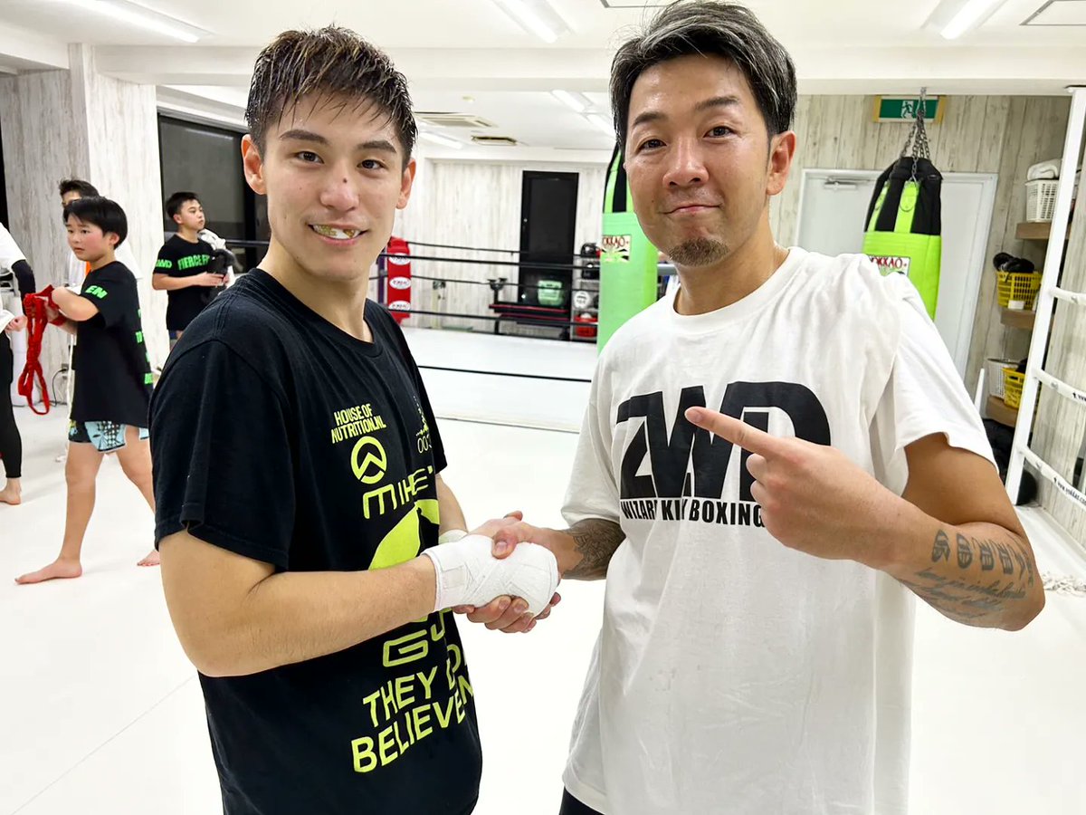 llc_wizard's tweet photo. 寺島輝選手！

試合後の挨拶＋練習に！

わざわざ京都まで来てくれました✨

４月の本番❗必ず頂点へ❗

共に勝利を❗

#WIZARDKICKBOXINGGYM
#LLCWIZARD
#寺島輝
#契約トレーナー
#k1wgp
#Krush https://t.co/FeF3U4Qb0a