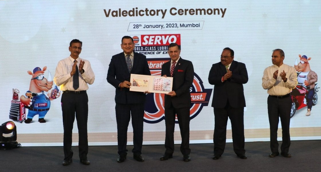 ChairmanIOCL's tweet photo. Year long #SERVO Golden Jubilee celebrations culminated today in Mumbai with release of Corporate My Stamp; as an ode to SERVO.
Here's to many more years of excellence in lubes.
Thank You Mr A Singh, Post Master General, Maharashtra, @IndiaPostOffice for the honour. https://t.co/01QO0inxGy