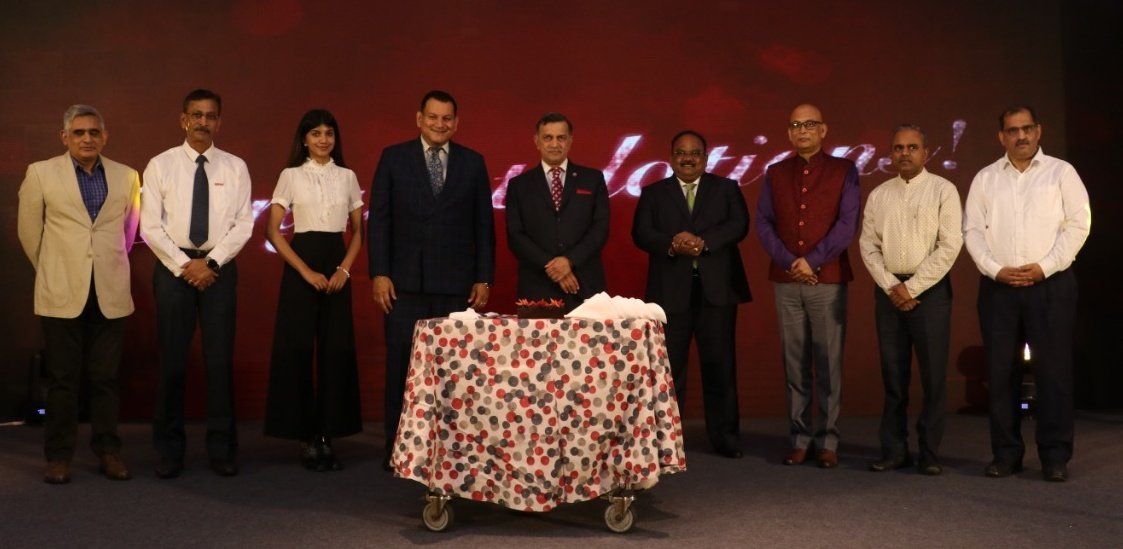 ChairmanIOCL's tweet photo. Year long #SERVO Golden Jubilee celebrations culminated today in Mumbai with release of Corporate My Stamp; as an ode to SERVO.
Here's to many more years of excellence in lubes.
Thank You Mr A Singh, Post Master General, Maharashtra, @IndiaPostOffice for the honour. https://t.co/01QO0inxGy
