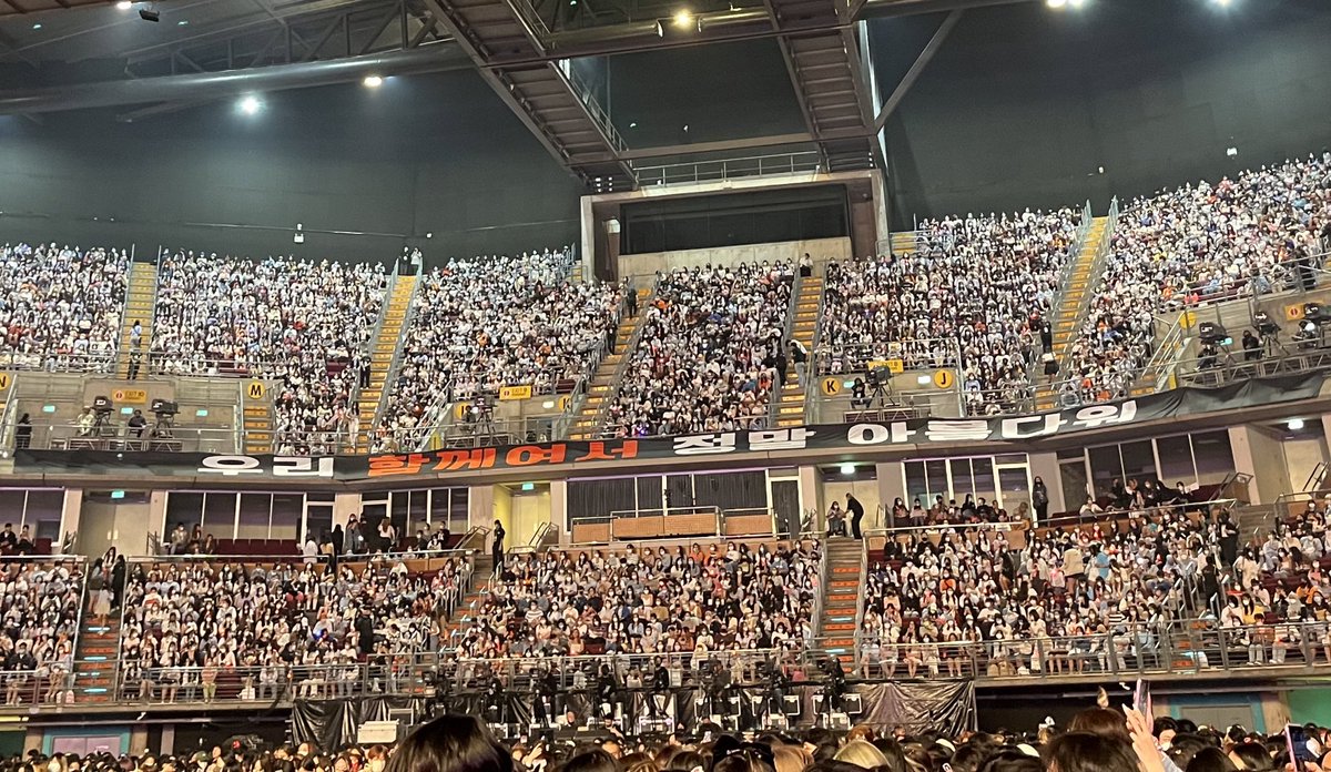 ENHYPENTH_UNION's tweet photo. Reaction ของ ENHYPEN เมื่อเห็นป้ายแฟนโปรเจกต์ของเอนจีนไทย❤️‍🔥

“우리 함께여서 정말 아름다워” 
(มันสวยงามมากที่พวกเราได้อยู่ด้วยกัน)

สำหรับวันพรุ่งนี้จะมีการติดตั้งป้ายด้วยเช่นกันค่���💓

#MANIFESTO_IN_BANGKOK https://t.co/dyw66ncghP