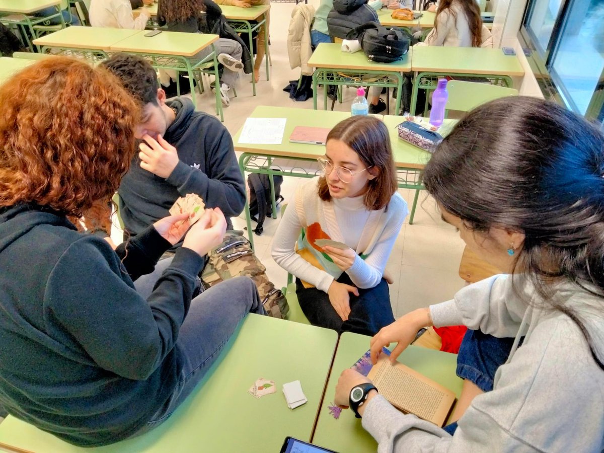 SanGabriel_MDR's tweet photo. Pasando un rato divertido jugando a “Mendelius” en la asignatura de Cultura Científica en primero de Bachillerato. Un juego que ha servido para explicar y repasar las reglas y principios que rigen la herencia genética. https://t.co/J8klLibDWE