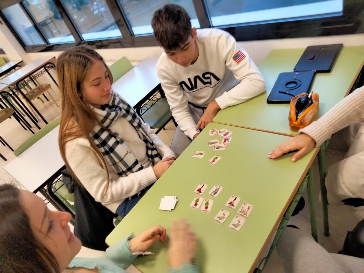 SanGabriel_MDR's tweet photo. Pasando un rato divertido jugando a “Mendelius” en la asignatura de Cultura Científica en primero de Bachillerato. Un juego que ha servido para explicar y repasar las reglas y principios que rigen la herencia genética. https://t.co/J8klLibDWE