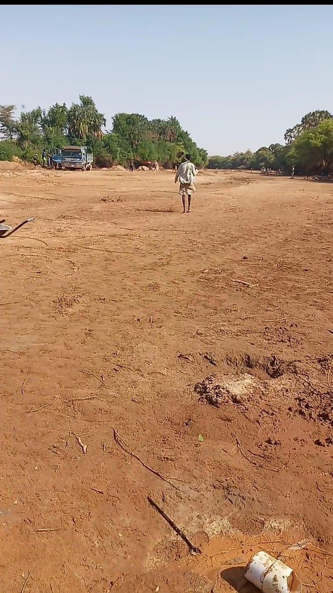 JustQolofey's tweet photo. Heart breaking Picture from Hometown of Gedo. This is River Dawa that dried totally the river served water to both Humans & animals as well contributed to the crop production.
@SomaliPM @MoHADM_Somalia @saaidhassan21
#climate_Change_is_Real
#Water_Conservation https://t.co/LZgKxm23Oj