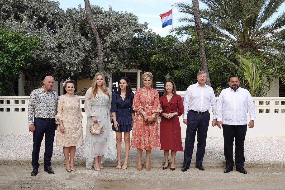 Vandaag maakt de Prinses van Oranje kennis met het eiland Bonaire. De Koning, Koningin Máxima en de Prinses worden ontvangen door gezaghebber Edison Rijna in zijn ambtswoning in Kralendijk. Ook zijn leden van de Eilandsraad en gedeputeerden aanwezig. koninklijkhuis.nl/agenda/2023/01…