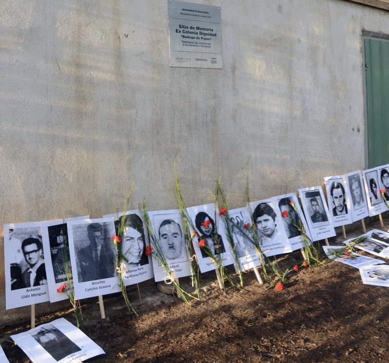 Este domingo, el pdte <a href="/GabrielBoric/">Gabriel Boric Font</a> junto al Canciller alemán <a href="/OlafScholz/">Olaf Scholz</a> visitarán el <a href="/MuseoMemoriaCL/">Museo de la Memoria y los Derechos Humanos</a>. Esperamos que dialoguen sobre los crímenes cometidos en Colonia Dignidad y la necesaria construcción de un Sitio de Memoria que recuerde las atrocidades allí cometidas.
Hilo🧵: