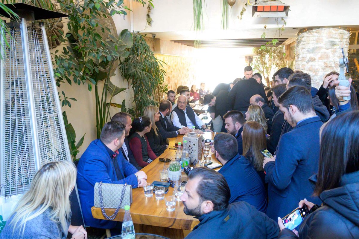 NikosDendias's tweet photo. Με τους ΟΝΝΕΔίτες ξαναγίνομαι ΟΝΝΕΔίτης! Eίχα τη χαρά να συναντηθώ με νέες και νέους της ΟΝΝΕΔ &amp; της ΔΑΠ - ΝΔΦΚ #Βόλου, με την ευκαιρία της επίσκεψης στην πόλη, για την ομιλία μου στην εκδήλωση της ΔΕΕΠ Μαγνησίας της ΝΔ. https://t.co/2jiqVezg0z