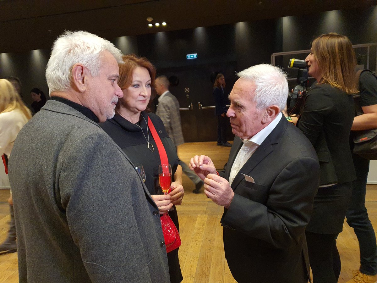 Ve volebním štábu Petra Pavla v pražském Karlíně: chirurg prof. Pavel Pafko a herecký pár Zlata Adamovká s Petrem Štěpánkem. "Hlavně, ať to dobře dopadne!" prohlásil Štěpánek.