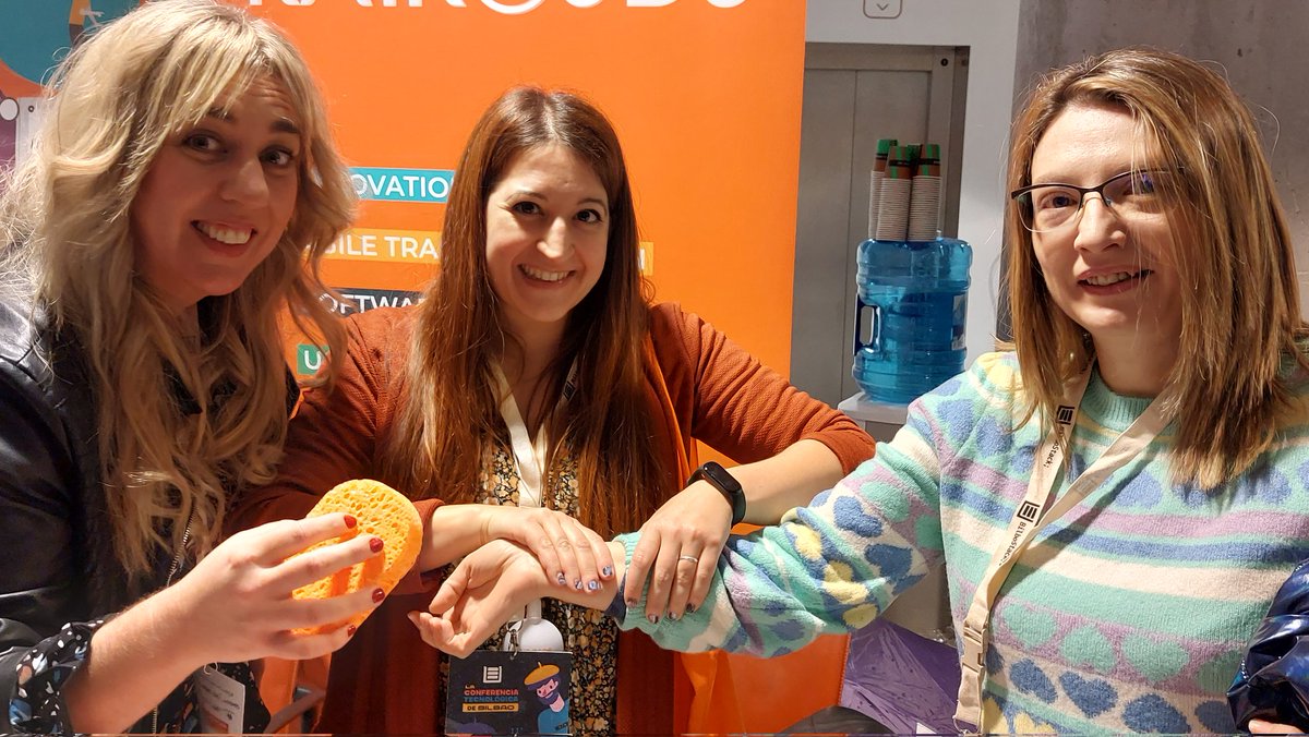 Aurora_Barrero's tweet photo. Momentos stand en la #bilbostack2023 Desde poner tatuajes, hacer pompas a jugar a la #rana @kairos_ds @plainconcepts #Bilbao https://t.co/lXmeCF8Tvj