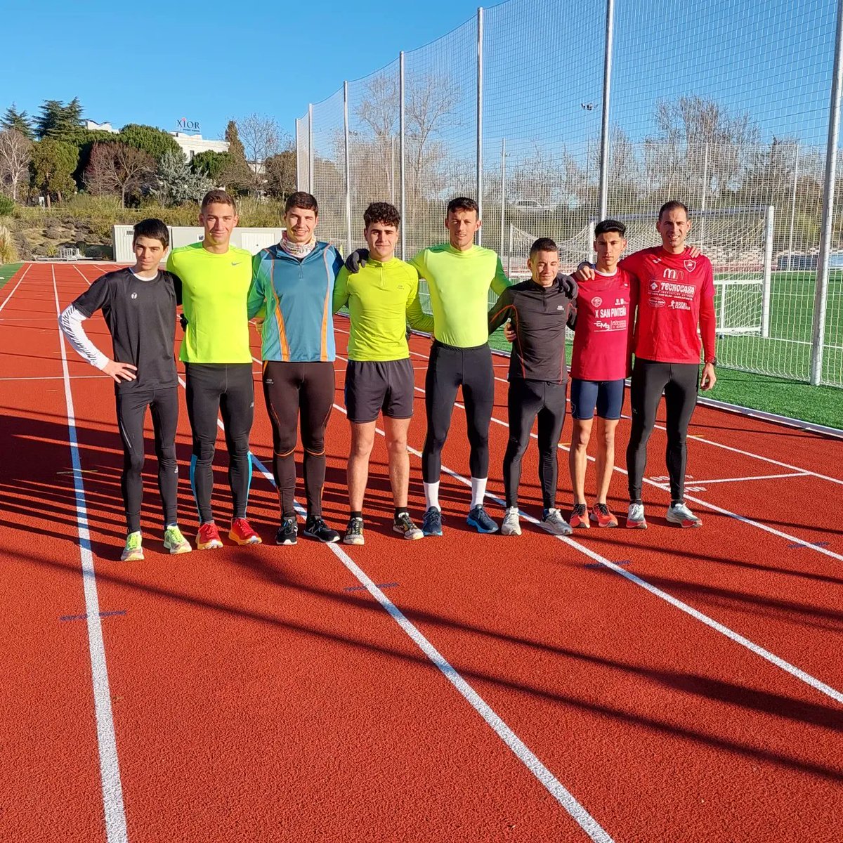 Comenzamos el Finde con unas series de Pista 2x4x800 c/4'/2'
y rodaje en bici con un poquito de técnica💪💪
#TEAMCLAVERÍA