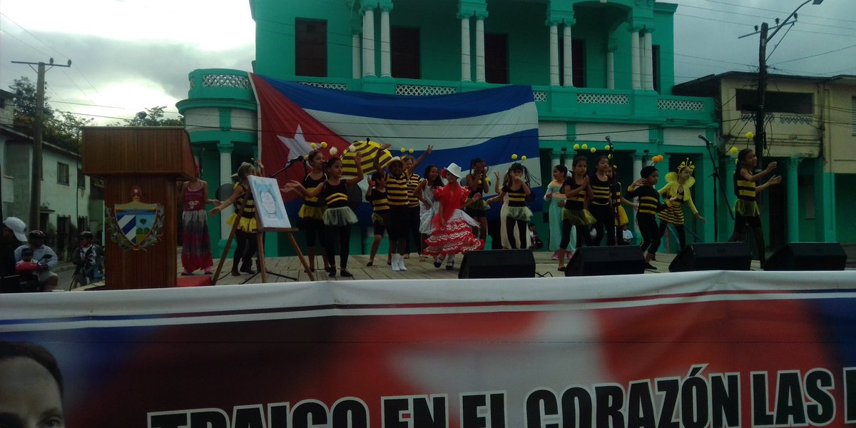 AmoraFA2's tweet photo. Esperando el comienzo del desfile infantil #MartianosHoy en #Camagüey @FHHernndez1 @PartidoPCC https://t.co/FbJuRR2t9V