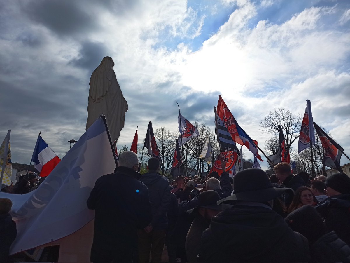 JFB_AvecMarion's tweet photo. Au moins 300 personnes à #LaFlotteEnRé autour de #RECONQUETE pour défendre la statue de la #TSVM 🇨🇵🙏 https://t.co/6DjzhRrK12