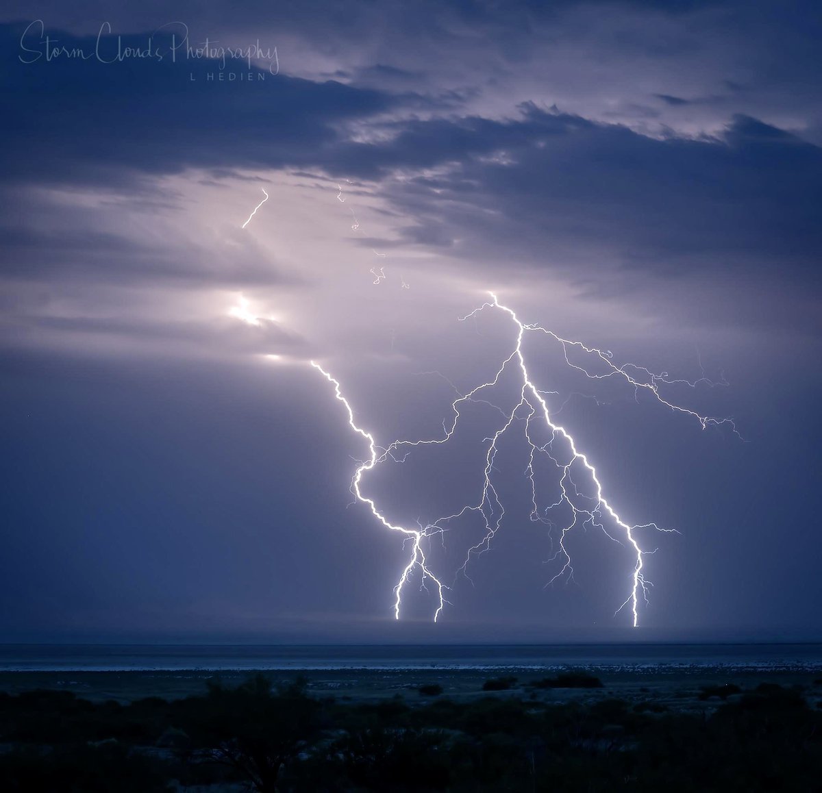 lhedien's tweet photo. A #stormchasing Image from Aug 2019. 📷 🌩️#Arizona #monsoon #lightning #storm #severeweather #weather #weather #thunderstorm #stormhour #wxtwitter #nikonusa #zcreators #thephotohour @xwxclub @sky_mania__ #world_of_thunders #epic_captures #nikonoutdoors #nikonoutdoorsusa @riyets https://t.co/9ucMql84wY