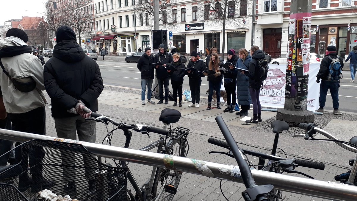 Heute ist einiges los. Die Mietergemeinschaft Anger Crottendorf ist im Viertel unterwegs um über steigende Mieten zu sprechen und vor dem K-land singt gerade der arbiter:innenliederchor zur Kundgebung gegen steigende Preise. #Preiserunter #angercrottendorf