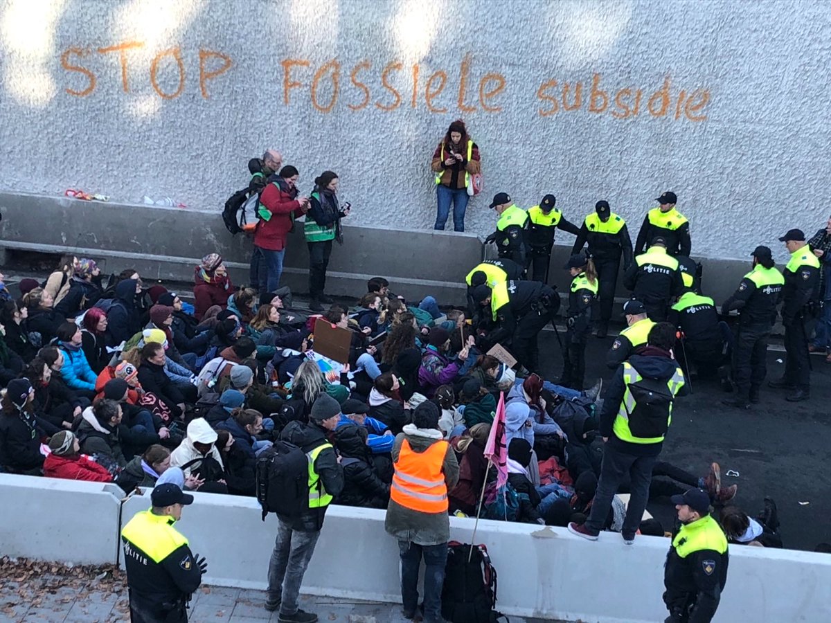 NLRebellion's tweet photo. Arrestaties nog altijd in volle gang. We zijn vandaag met ontzettend veel en volgende keer zijn we met NOG MEER. Jaarlijks 17,5 miljard euro naar de fossiele industrie. Stop die waanzin! #A12 #StopFossieleSubsidies #Klimaatrechtvaardigheid https://t.co/1QqhcyUBy5