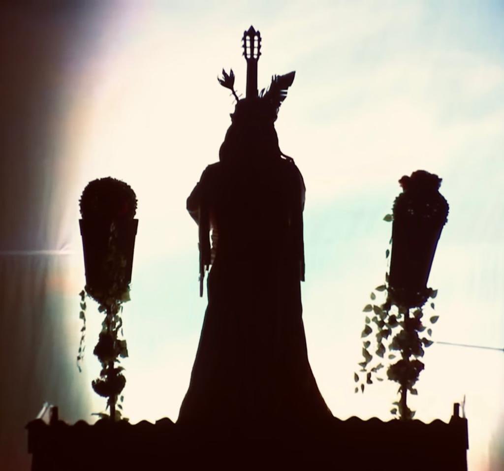 Las potencias del Señor representan tres rayos de luz que recuerdan su triunfo sobre la muerte, el dolor y el mal. Nuestras efímeras potencias que aparecen al inicio de la obra también representan el triunfo, en este caso del carnavalero (1/2)